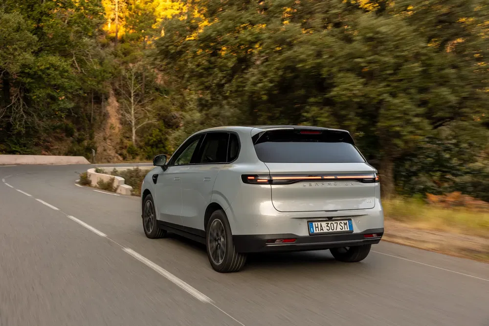 Moderne elektrische SUV Li Auto L9 op bochtige weg omgeven door groen bos.