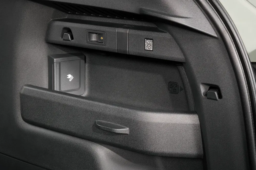 {"fr":"Compartiment de coffre de voiture avec boutons de déverrouillage et étiquette QR Code.","nl":"Kofferbak van auto met ontgrendelknoppen en QR-code label."}