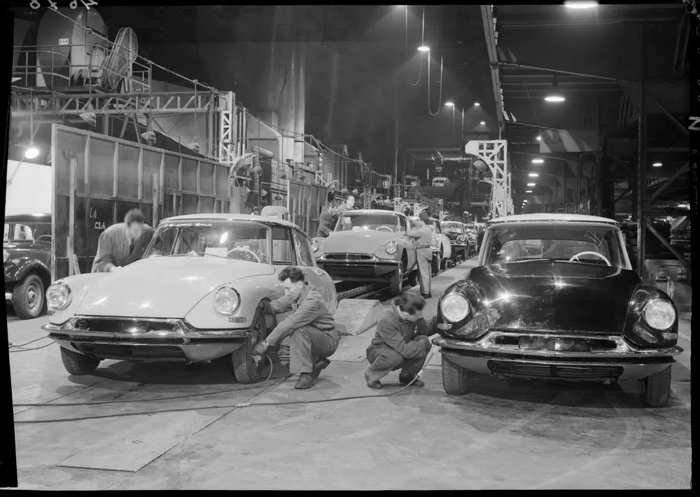 Chaîne de montage de Citroën DS avec ouvriers en usine automobile.