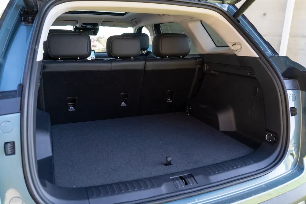 Ruime kofferbak van de elektrische MG ZS SUV, met een modern en praktisch interieur.