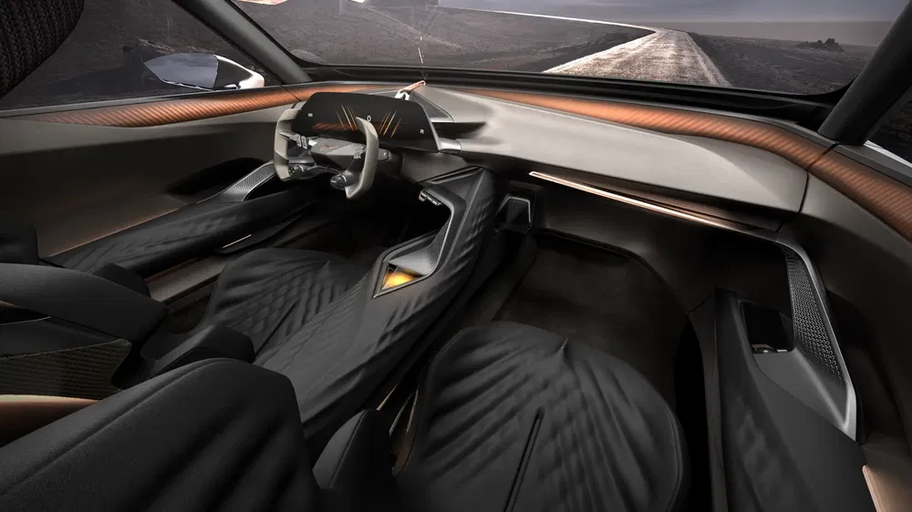 Intérieur futuriste d'une voiture Peugeot avec tableau de bord numérique et volant unique.
