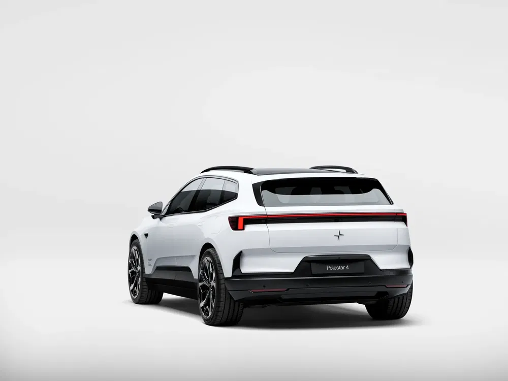 Vue arrière d'une Polestar 4 blanche, design moderne sur fond blanc épuré.