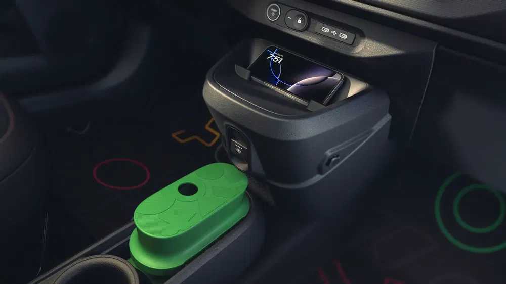 Intérieur d'une voiture Citroën Ami avec rangement et compartiment pour téléphone.