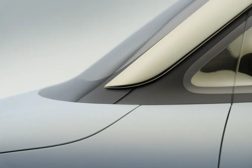 Design arrière du SUV Volvo EX30 avec lignes aérodynamiques et finition grise élégante.