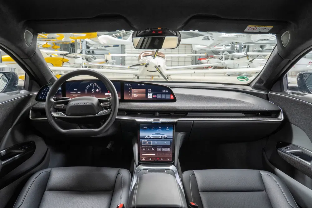 Intérieur moderne d'une voiture Zeekr avec écran tactile et cockpit numérique.