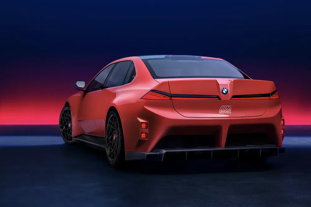 Prototype BMW rouge avec design futuriste, arrière imposant et lumières LED distinctives.