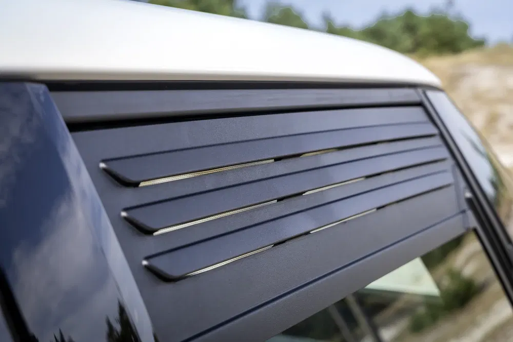 Détail des persiennes latérales d'un Volkswagen ID. Buzz électrique moderne.