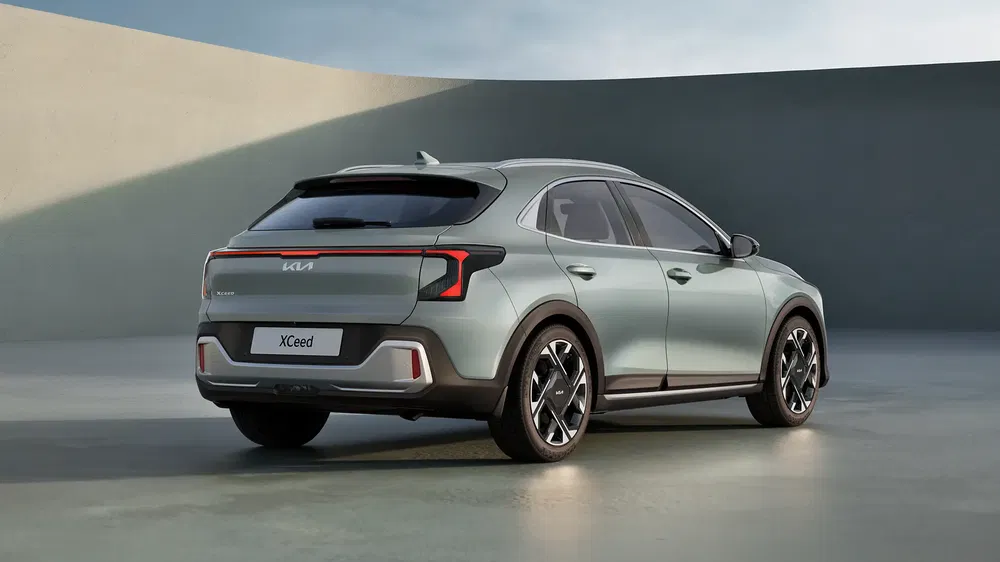{"fr":"Vue arrière de la Kia XCeed avec design moderne et feux arrière distinctifs.","nl":"Achteraanzicht van de Kia XCeed met modern ontwerp en kenmerkende achterlichten."}