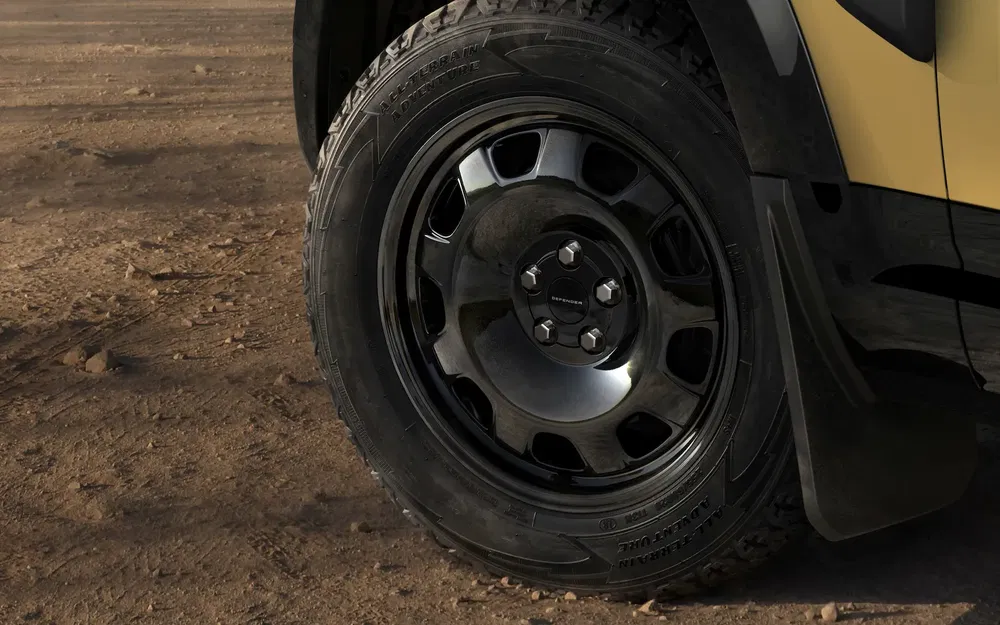 Roue en alliage noir du Ford Bronco sur terrain poussiéreux.
