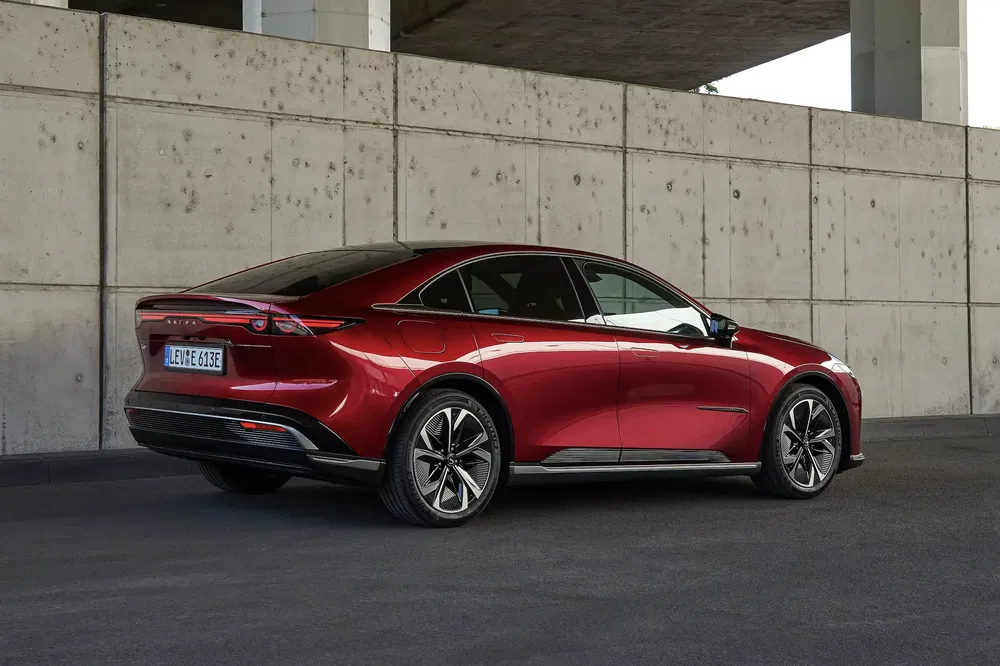 {"fr":"Berline rouge élégante BYD Han garée devant un mur en béton.","nl":"Stijlvolle rode BYD Han sedan geparkeerd voor een betonnen muur."}