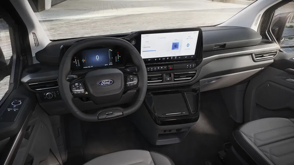 Intérieur moderne du Ford Tourneo, avec tableau de bord numérique et écran central tactile.