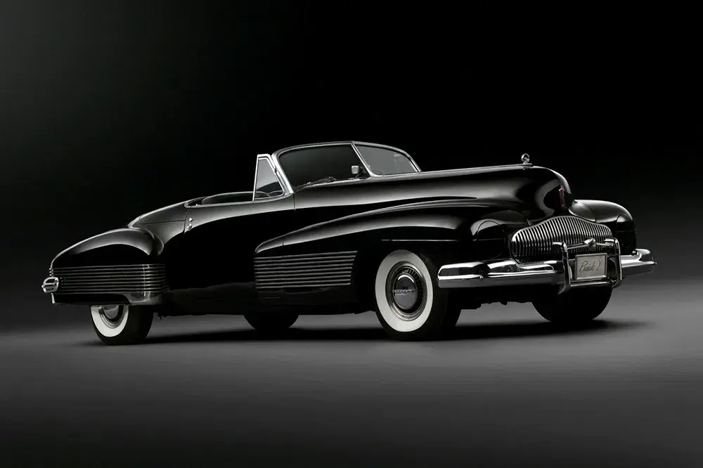{"fr":"Buick Y-Job cabriolet noir, design classique avec roues blanches, fond noir élégant.","nl":"Zwarte Buick Y-Job cabriolet, klassiek ontwerp met witte wielen, elegante zwarte achtergrond."}