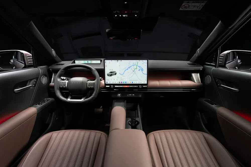 Intérieur high-tech d'une voiture électrique moderne avec écran de navigation central et sièges en cuir.