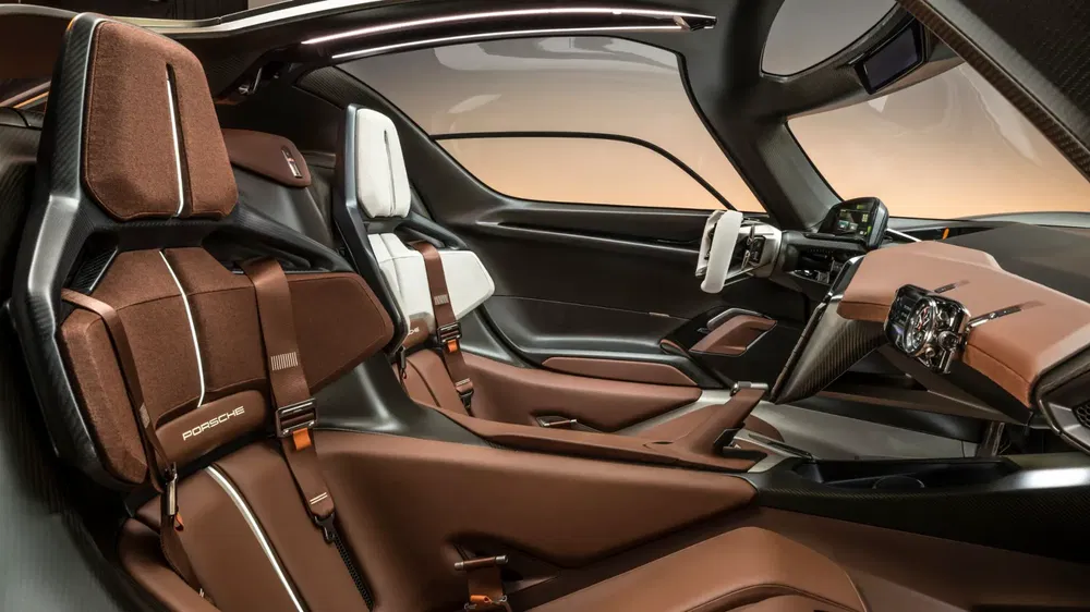 Intérieur luxueux de voiture Porsche avec sièges en cuir marron et design moderne.