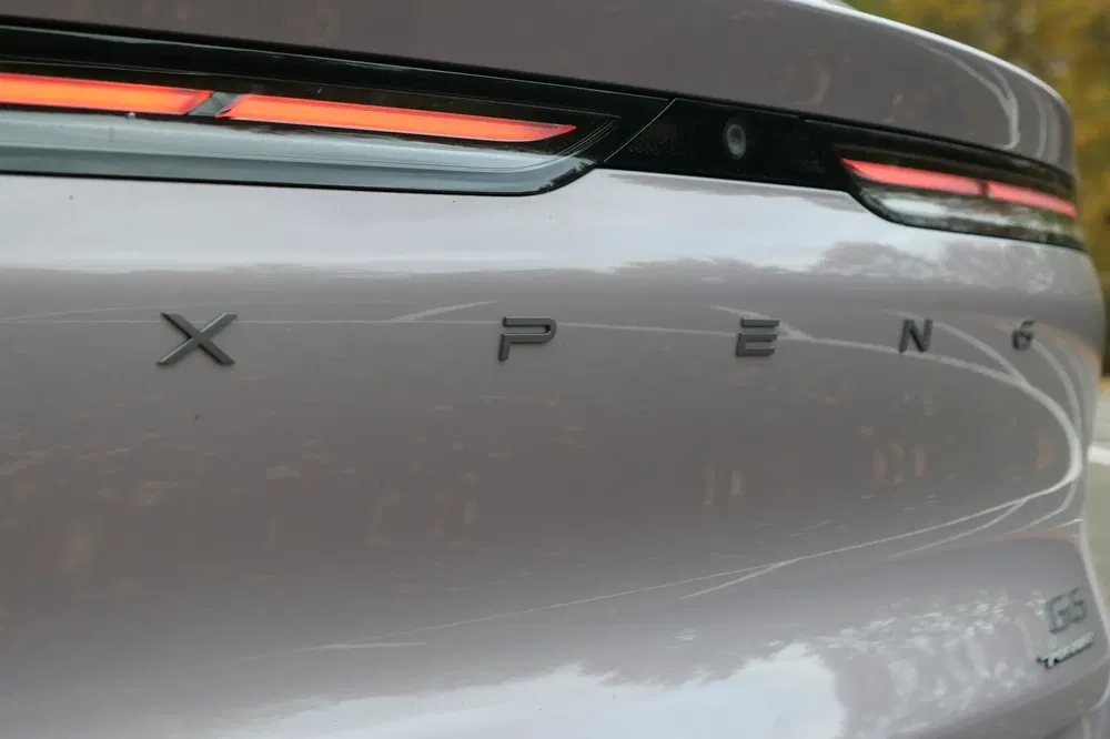 Arrière d'une voiture Xpeng avec feux arrière LED élégants et logo distinctif.