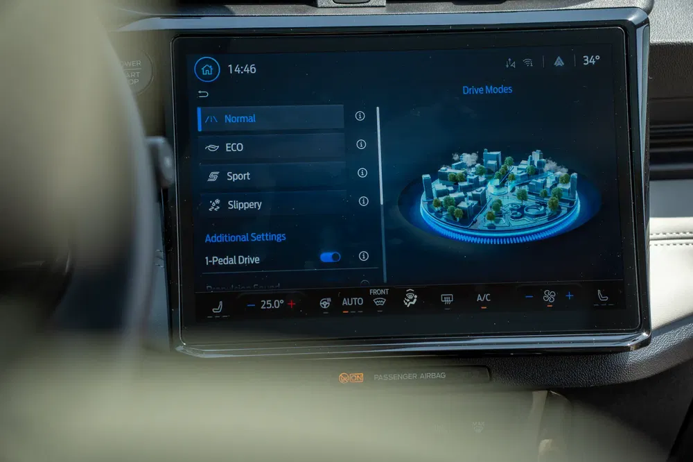 Autodisplay toont verschillende rijmodi en moderne digitale interface.