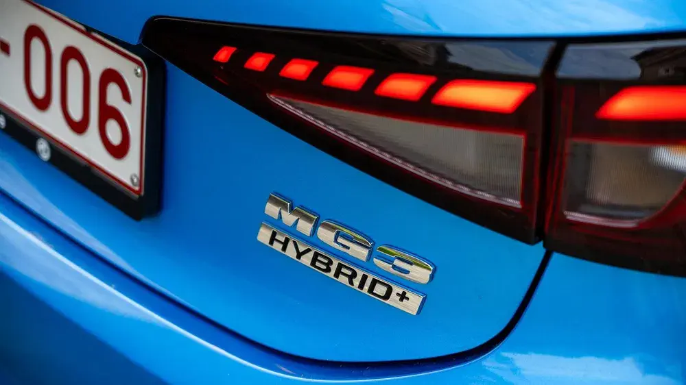 Achterzijde van een blauwe MG3 Hybrid+ met karakteristieke achterlichten.