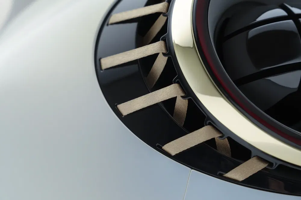 Gros plan sur une sortie d'échappement d'une hypercar Pagani Huayra, détails métalliques distinctifs.