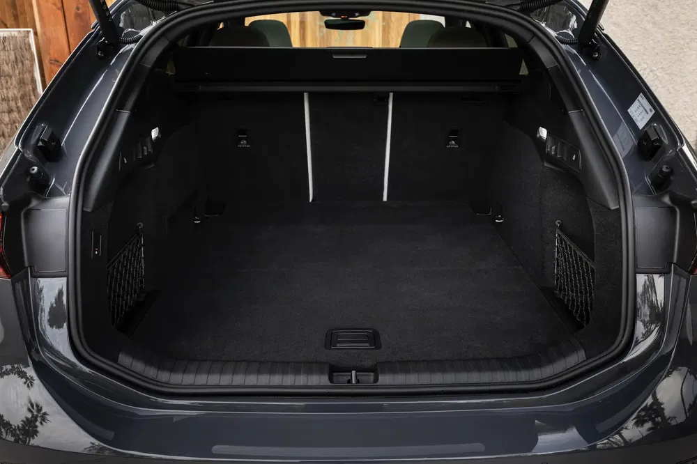 Coffre spacieux de la BMW i4 avec sièges arrière rabattables pour un espace de rangement maximal.