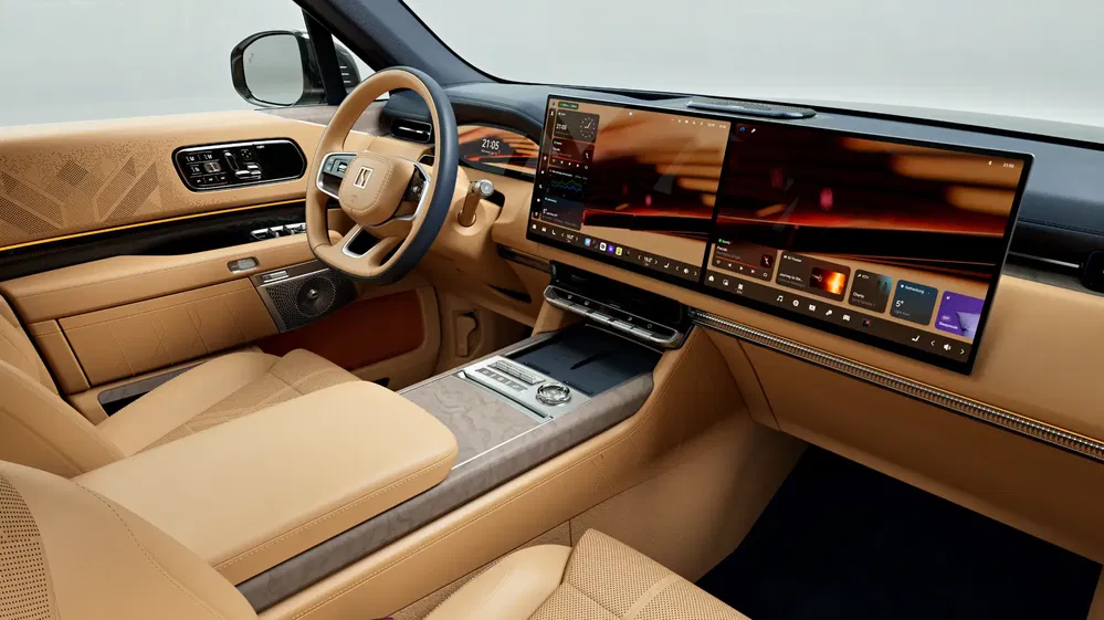 Intérieur luxueux d'une voiture Lincoln avec tableau de bord numérique moderne et finitions en cuir.