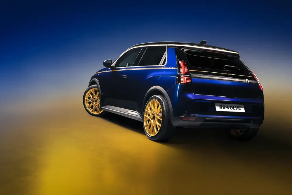 Blauwe en zwarte SUV met gouden velgen op een gouden verloopachtergrond.