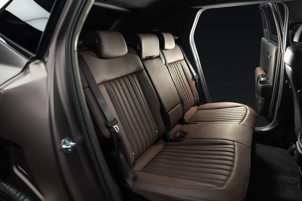 Intérieur spacieux en cuir brun d'un SUV moderne.