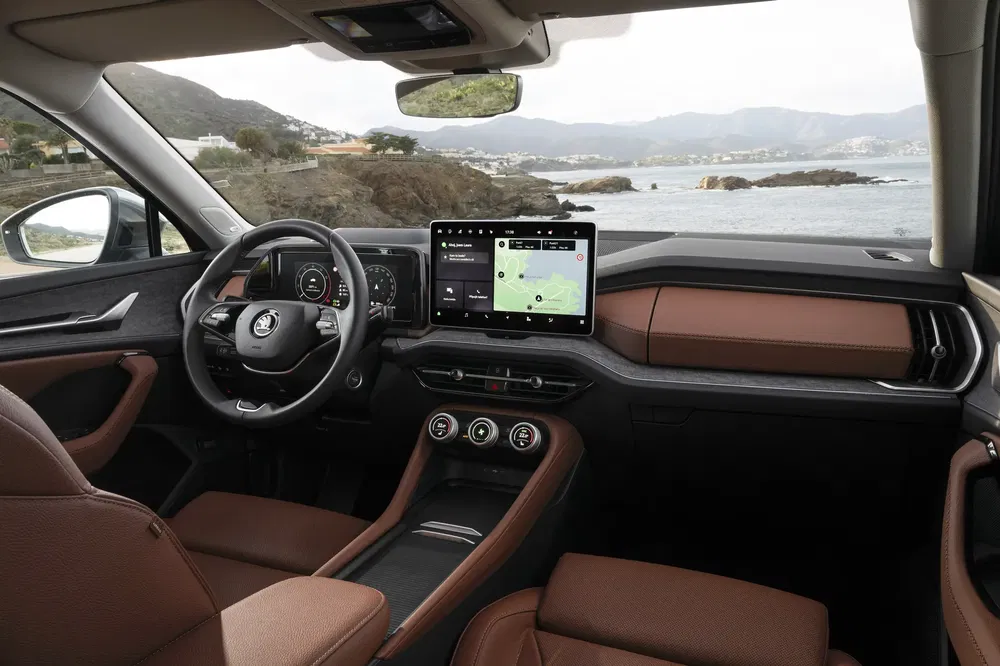 Moderne interieur van Skoda SUV met panoramisch uitzicht op zee.