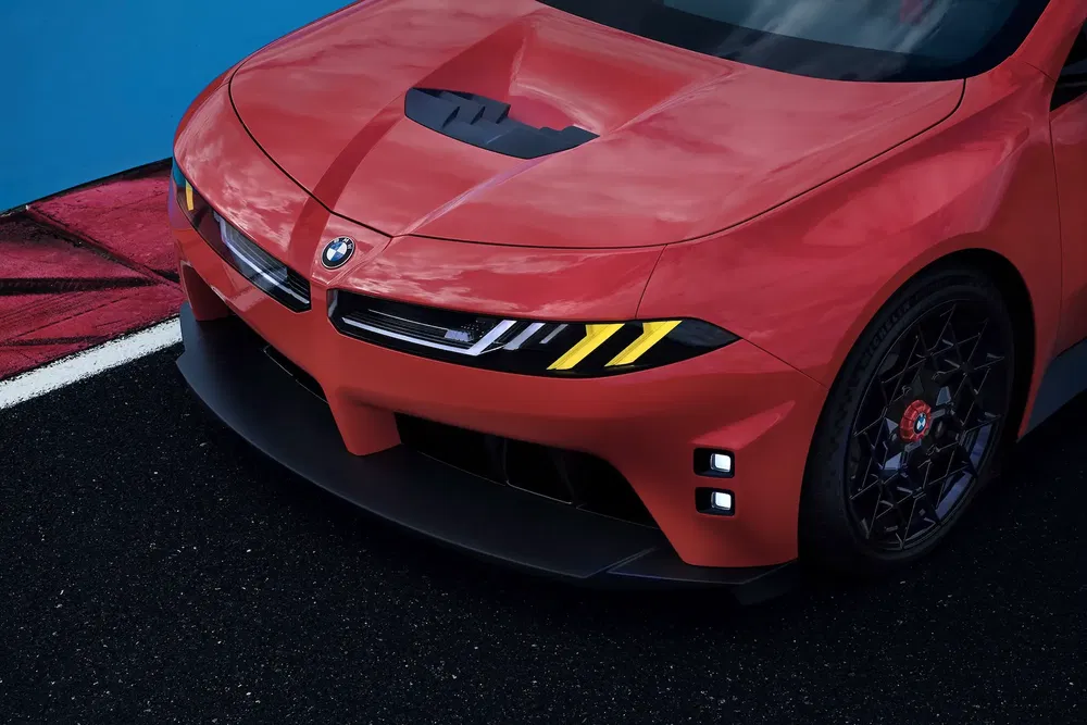 BMW concept rouge avec design futuriste et détails sportifs, sur un circuit de course.