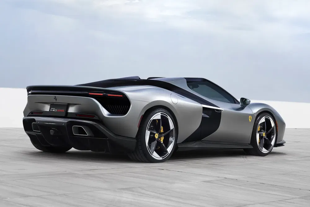 {"fr":"Ferrari hypercar argentée avec design aérodynamique sur fond de ciel nuageux.","nl":"Zilveren Ferrari hypercar met aerodynamisch ontwerp tegen een bewolkte hemel achtergrond."}