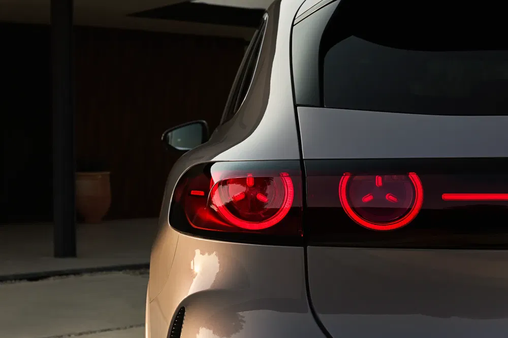 Stijlvolle LED-achterlichten van de Mazda MX-30, modern ontwerp, achterkant van de auto.
