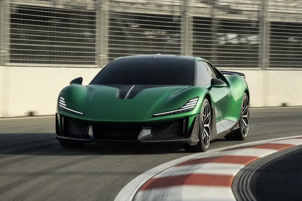 Voiture de sport verte sur circuit avec design aérodynamique et phares LED modernes.