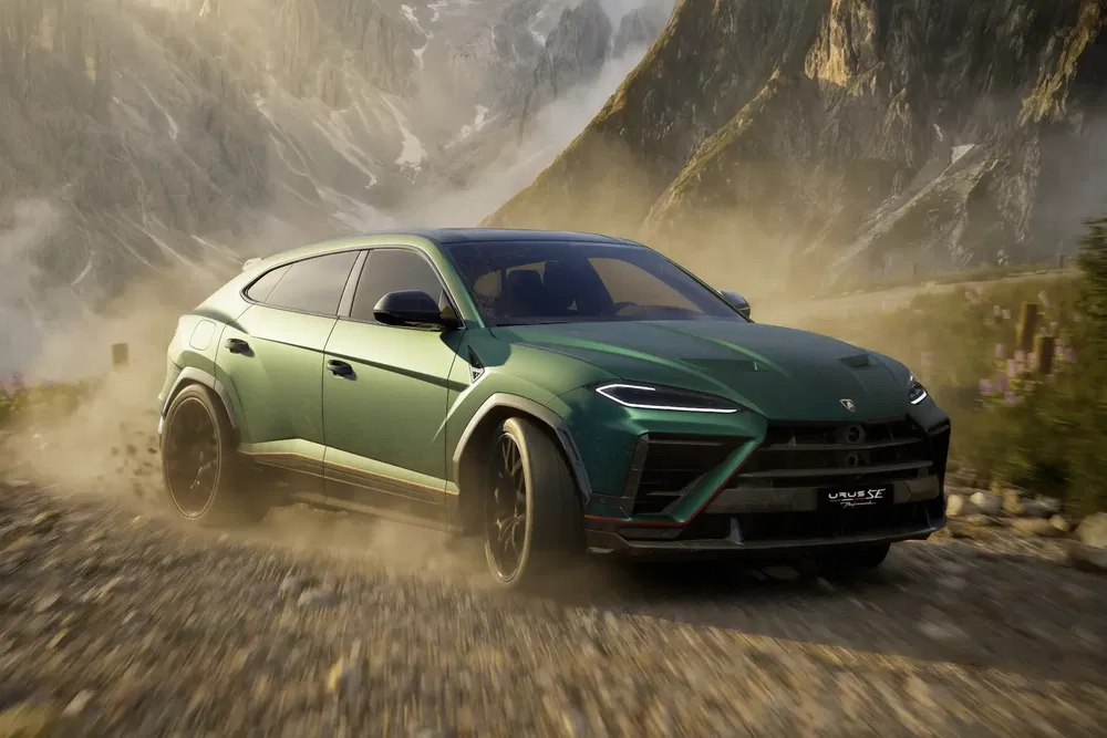 SUV Lamborghini Urus vert, traversant un chemin de terre en montagne, ambiance sportive.