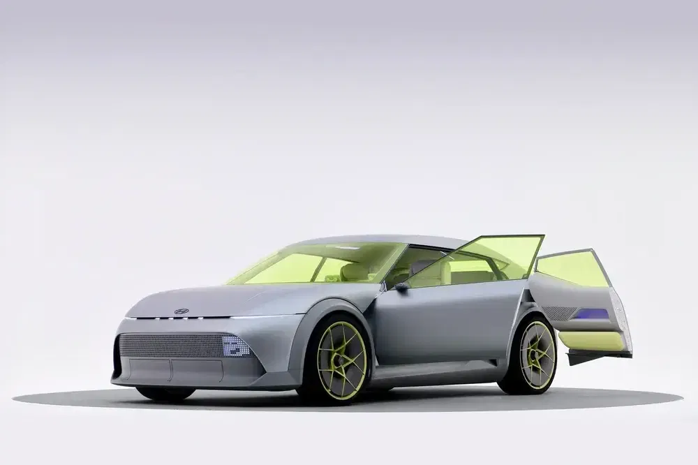 Futuristische elektrische conceptauto van Toyota met geopende deuren en gele velgen.