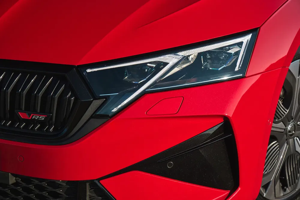 Phare avant et calandre de la Skoda Octavia VRS rouge en gros plan.