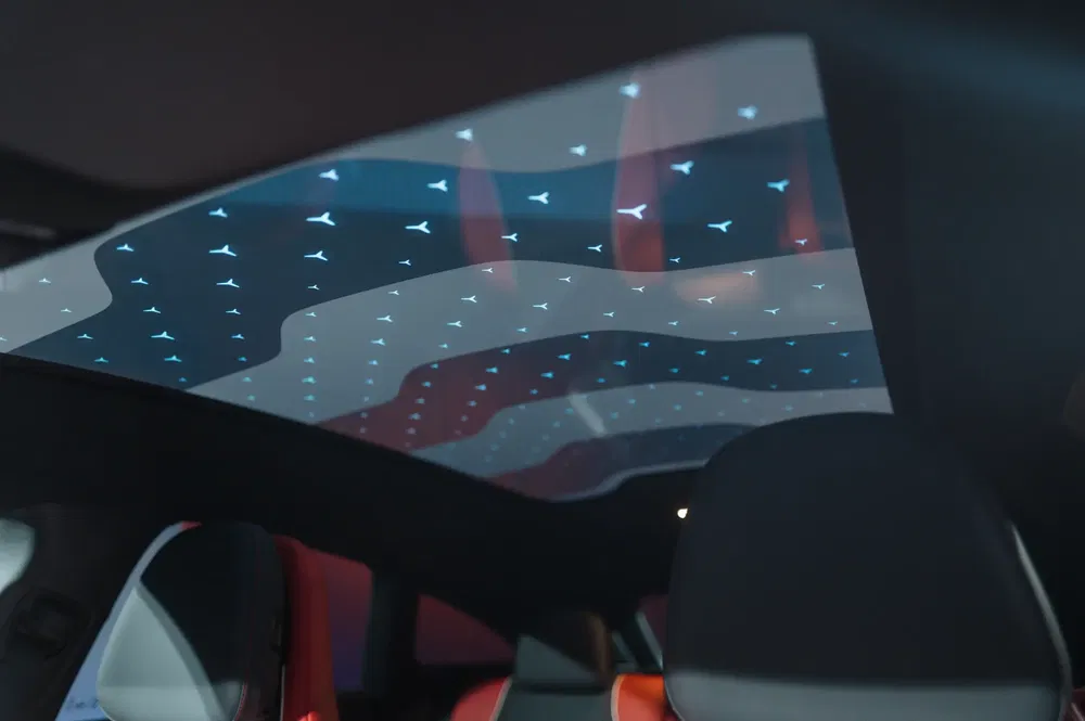 Panoramisch dak met LED-sterrenlicht, moderne interieur met rode zetels.