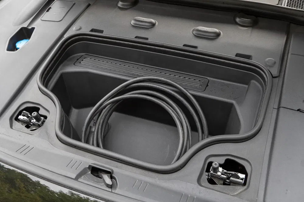 Coffre avant de voiture électrique avec câble de chargement rangé.