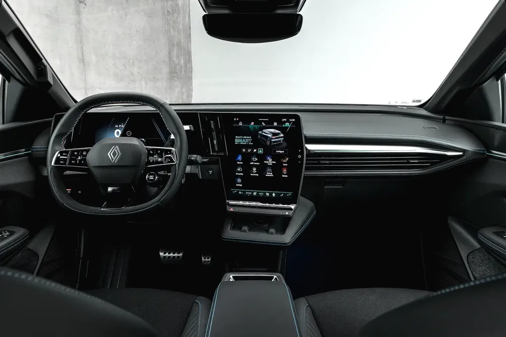 Intérieur moderne Renault Rafale avec volant élégant et écran central tactile haute technologie.