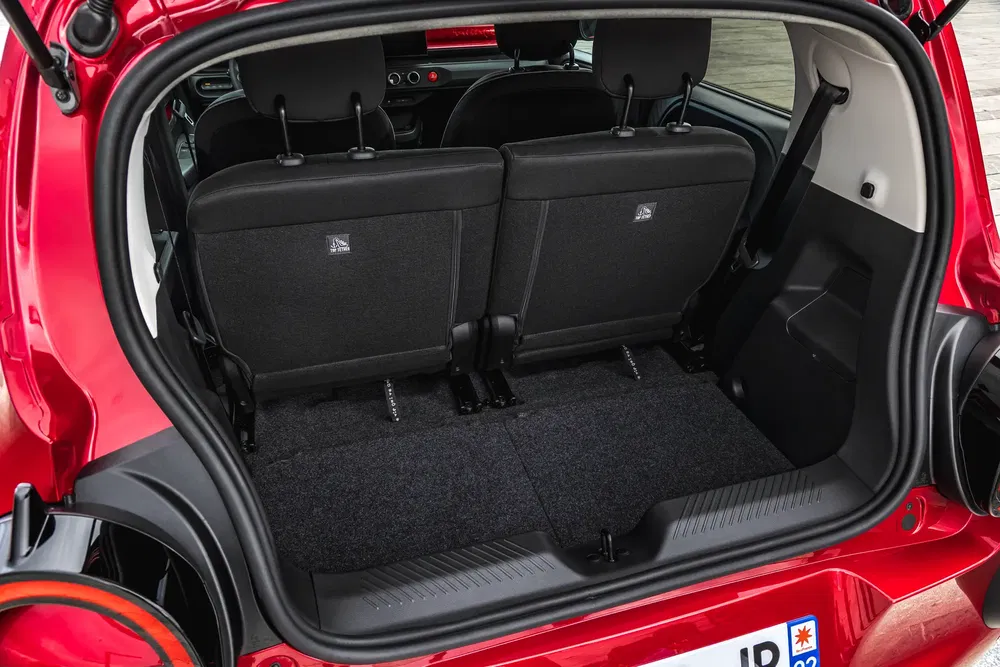 Coffre spacieux de la Citroën C3 Aircross avec sièges arrière rabattus.