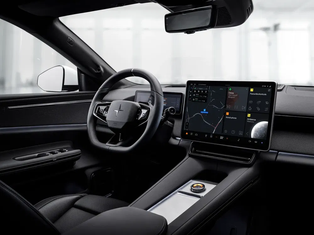 Intérieur moderne d'une Polestar avec écran tactile de navigation avancé.