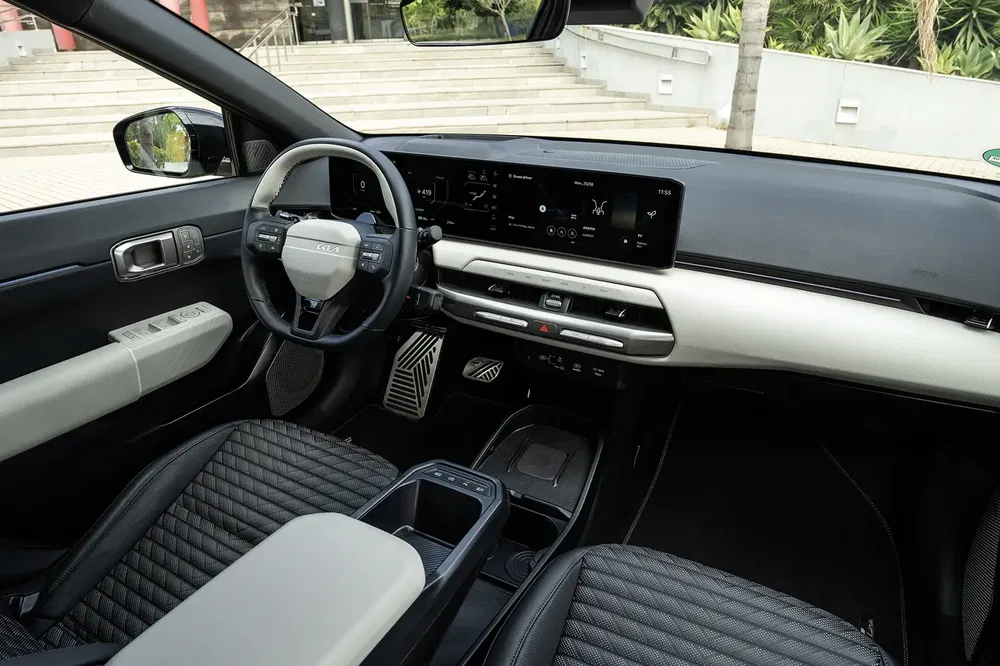 Intérieur moderne du Kia interieur, tableau de bord numérique et sièges en cuir matelassés.