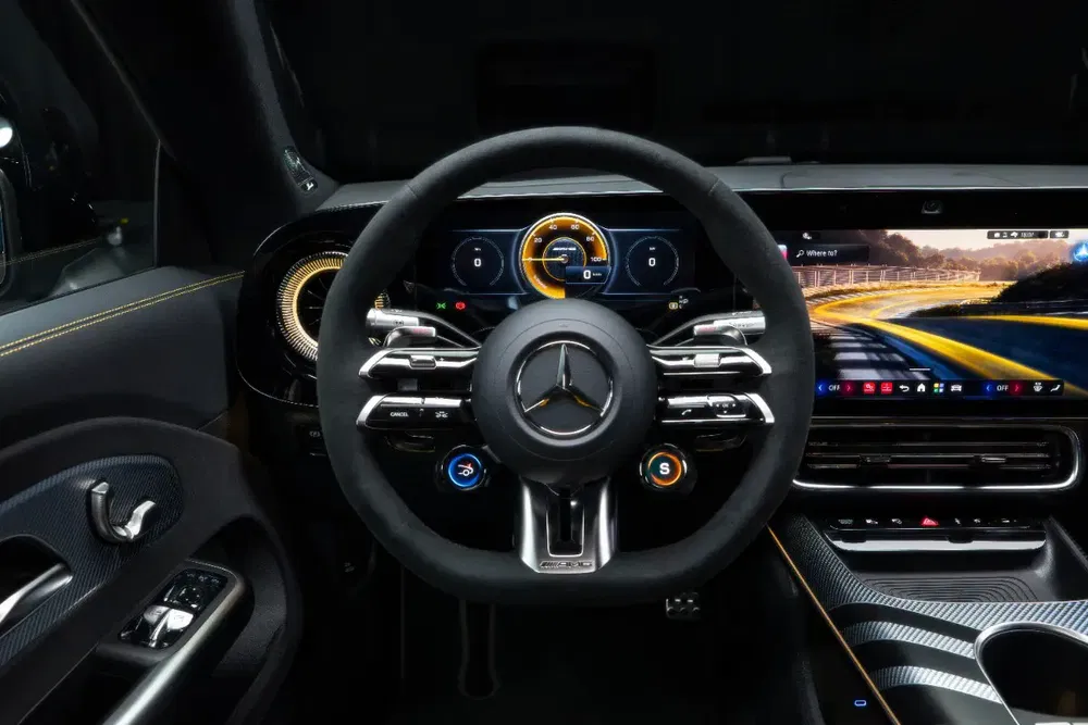 Mercedes interieur, digitaal dashboard met multifunctioneel stuur en groot touchscreen display.