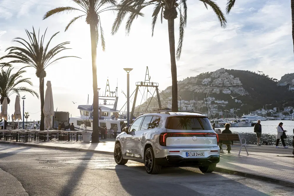 {"fr":"SUV Mercedes-Benz EQB garé près de palmiers au bord d'un port pittoresque au coucher du soleil.","nl":"Mercedes-Benz EQB SUV geparkeerd bij palmbomen aan een schilderachtige jachthaven bij zonsondergang."}