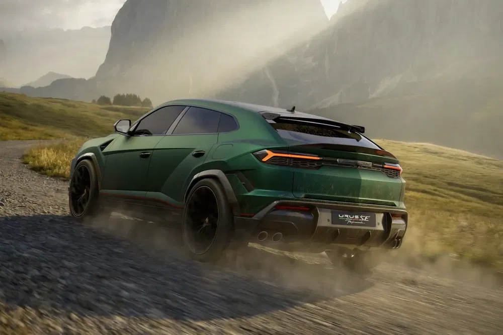 Lamborghini Urus vert roulant sur chemin de gravier alpin par temps brumeux.