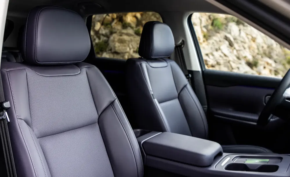 Moderne auto-interieur met grijze lederen stoelen en stijlvolle centrale armsteun.