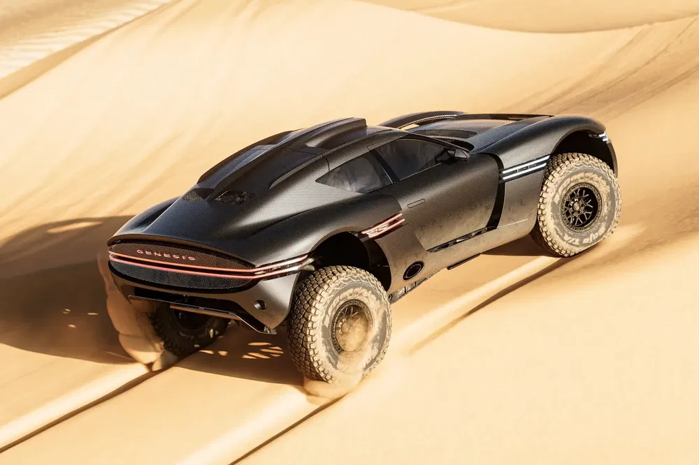 Voiture génésis futuriste tout-terrain roulant sur des dunes de sable doré.