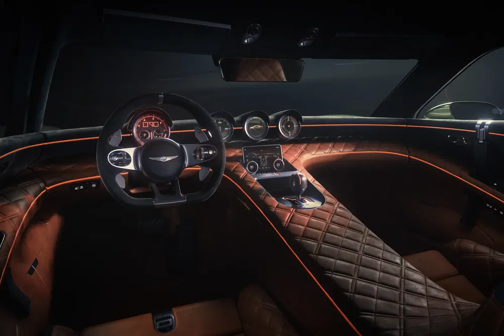 Intérieur luxueux d'une voiture Aston Martin avec volant et sièges en cuir marron.