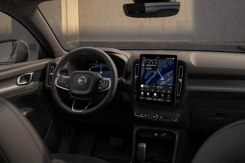 Intérieur de la Volvo C40 avec tableau de bord numérique et écran tactile central.