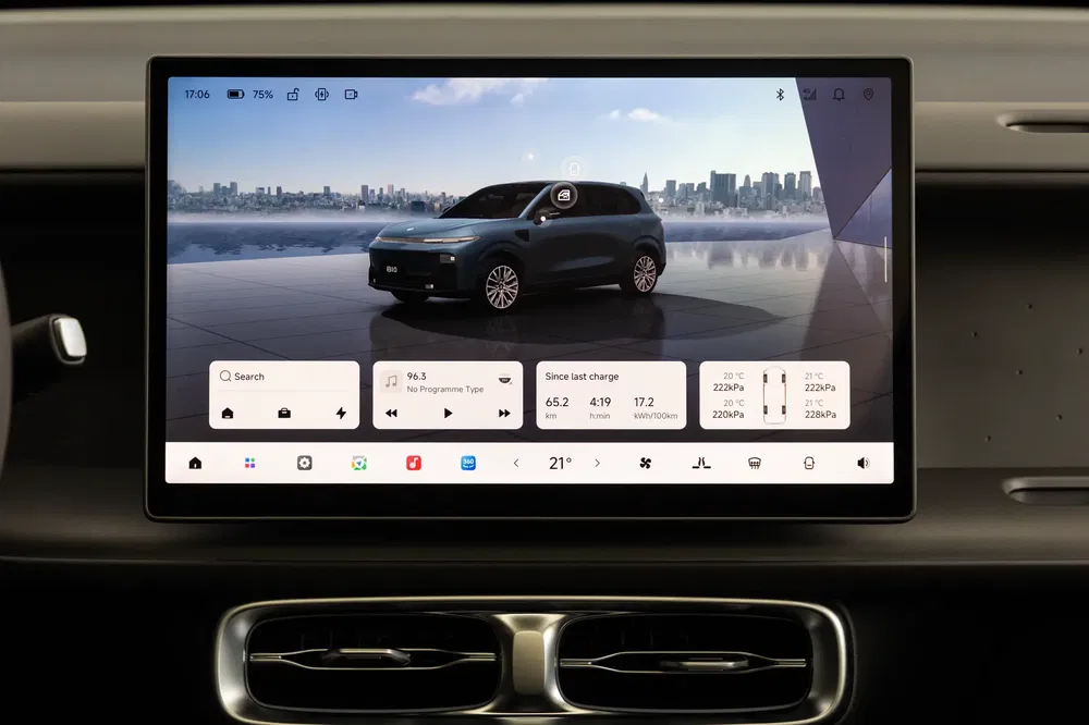 Nio ES6 touchscreen met apps en actieradiusinformatie in auto-interieur.
