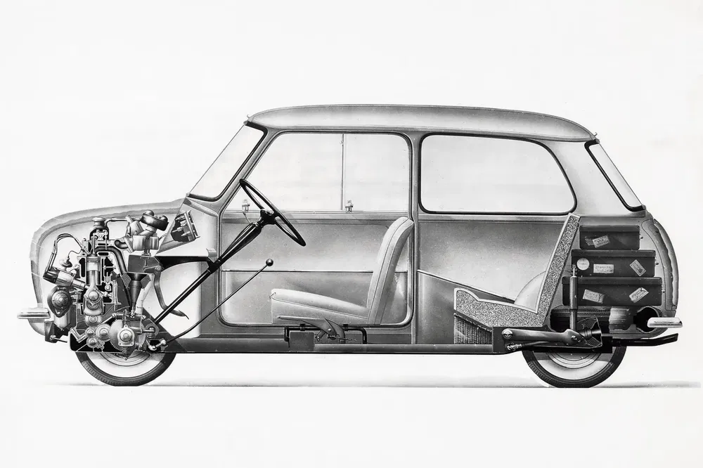Illustratie van een dwarse doorsnede van een klassieke Mini, met motor en interieur.