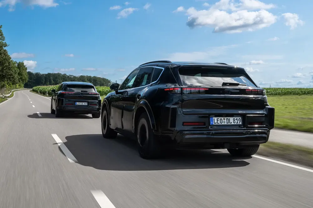 Deux nouveaux modèles Porsche en test sur route, camouflés pour dissimuler leur design final.